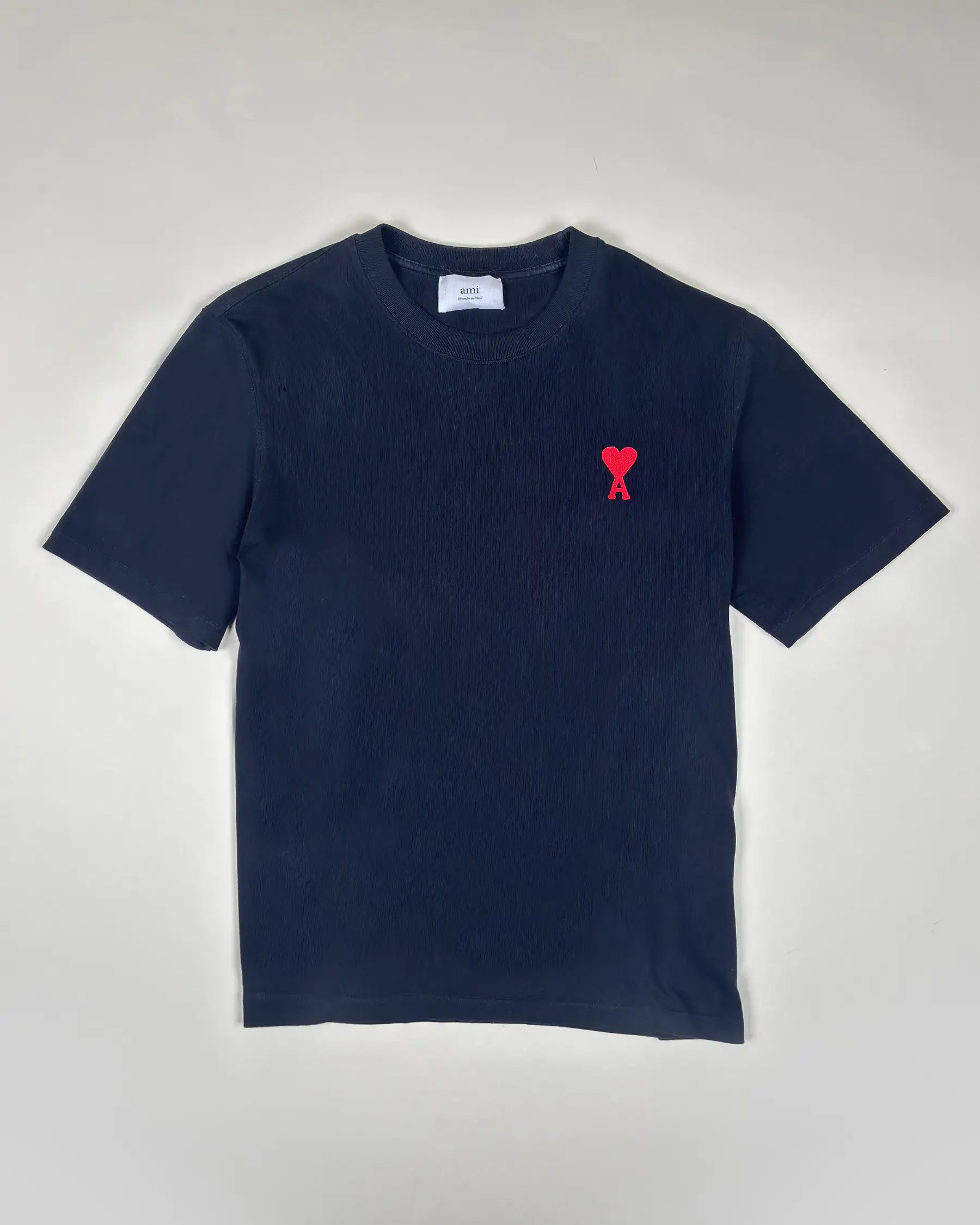 T-Shirt Ami Paris Bleu Marine Laver en machine à 30°C sur l’envers. Ne pas utiliser d’eau de javel. Repassage doux si nécessaire. Ne pas sécher en machine. - Vue Principale